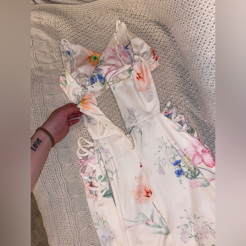 super cute floral dress with cutouts - Picture 6 of 9